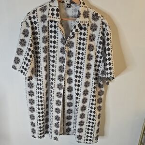 Men's Casual Short-Sleeve Button-Down Shirt in Black & White Print